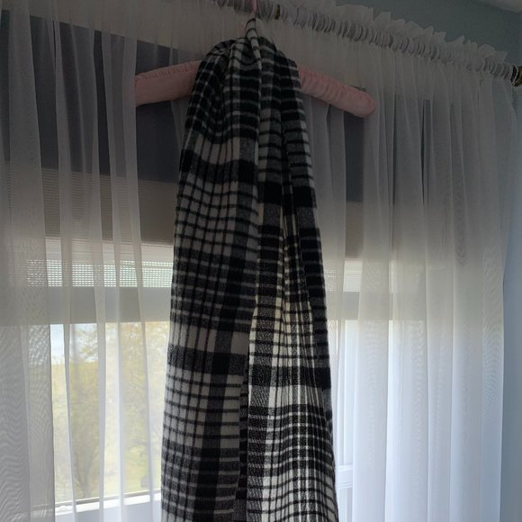PICK 4 , GET 1 FREE..Scarf, Warm,Cosy, Black & White. - Picture 3 of 4